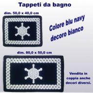 Coppia tappeti da bagno, due misure, con decoro bianco timone su fondo blu navy 