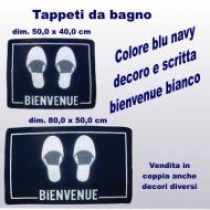 Coppia tappeti da bagno, due misure, con decoro bianco pantofole e scritta bienvenue su fondo blu navy 